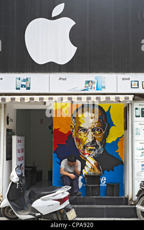 Petit ordinateur Apple shop avec portrait de Steve Jobs à Hanoi Vietnam Banque D'Images