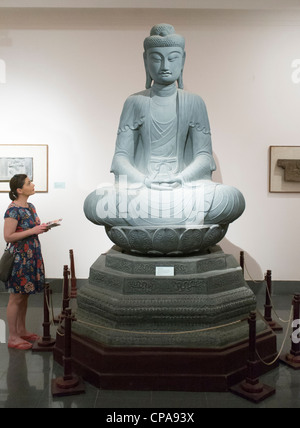 Visiteur à la statue du Bouddha au Vietnam au Musée des beaux-arts de Hanoi Banque D'Images