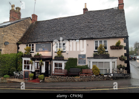 Le public du Blue Boar house à Chipping Norton, Oxfordshire, UK. Banque D'Images