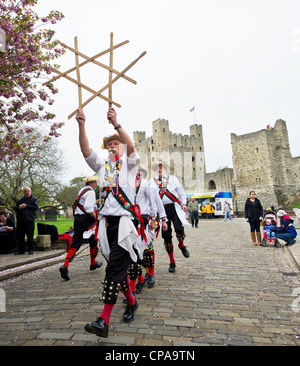 Merrydowners Morris effectuant une danse de l'épée en face de la cathédrale de Rochester dans le cadre du Festival Les socs Banque D'Images