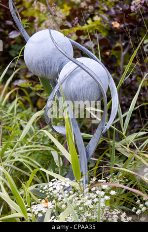 Sphère en acier sculpture garden, England, UK Banque D'Images