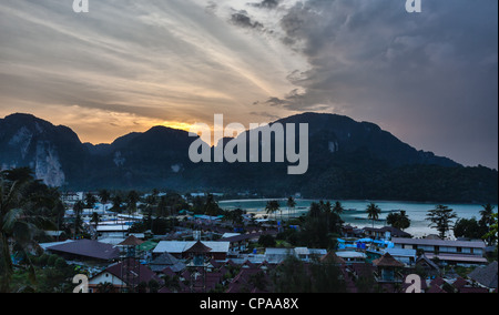 Phi Phi Island au coucher du soleil, la Thaïlande Banque D'Images