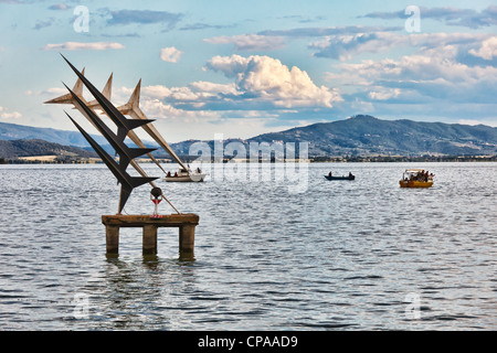 Le lac Trasimène ou Trasimène (en italien : Lago Trasimeno), est le plus grand lac de la péninsule italienne au sud de la Po Banque D'Images