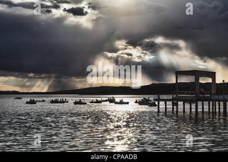 Le lac Trasimène ou Trasimène (en italien : Lago Trasimeno), est le plus grand lac de la péninsule italienne au sud de la Po Banque D'Images