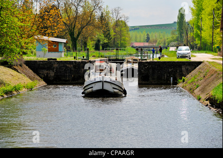 Les barges de tourisme à Vaux verrou sur l'Yonne, Bourgogne, France.. Spyce pour le texte sur l'eau Banque D'Images