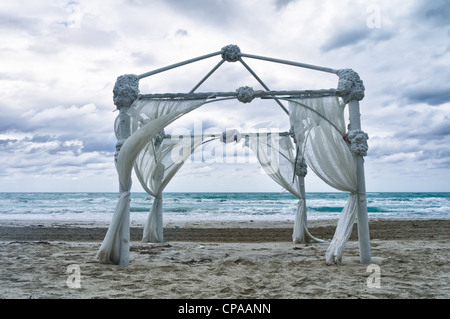 Archway mariage organisé sur le sable en préparation d'une cérémonie de mariage de plage Banque D'Images