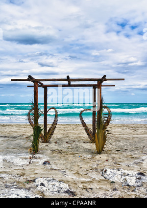 Archway mariage organisé sur le sable en préparation d'une cérémonie de mariage de plage Banque D'Images