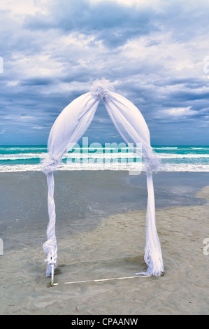 Archway mariage organisé sur le sable en préparation d'une cérémonie de mariage de plage Banque D'Images