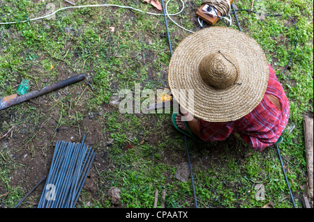 Homme qui coupe les barres d'armature en Birmanie Banque D'Images