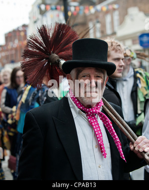 Un homme habillé comme un ramoneur traditionnel lors de l'Assemblée Sweeps festival à Rochester Kent Banque D'Images