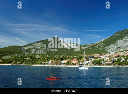 Kayak sur la mer de Cala Gonone, Dorgali, Sardaigne, Italie Banque D'Images