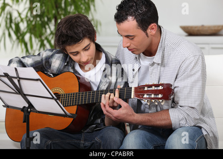 Père Fils l'enseignement de la guitare Banque D'Images