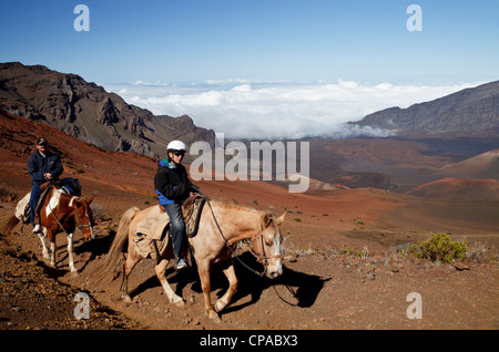 Les cavaliers sur la piste des sables bitumineux au Parc National de Haleakala sur Maui Banque D'Images