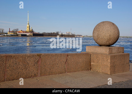 La Russie. Saint-pétersbourg. L'Île Vasilevsky de flèche. Forteresse Pierre et Paul. Glaces dérivantes de la Neva. Banque D'Images