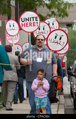 Une ligne de piquetage à l'hôtel Hyatt Regency O'Hare Hyatt prend en charge les travailleurs qui cherchent à rejoindre l'Unite ici hotel workers union. Banque D'Images