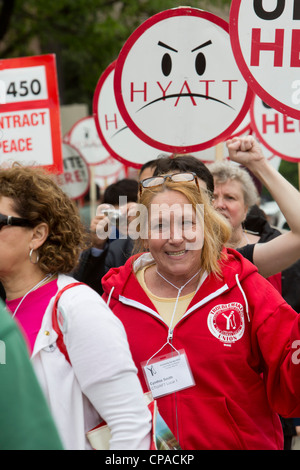 Une ligne de piquetage à l'hôtel Hyatt Regency O'Hare Hyatt prend en charge les travailleurs qui cherchent à rejoindre l'Unite ici hotel workers union. Banque D'Images