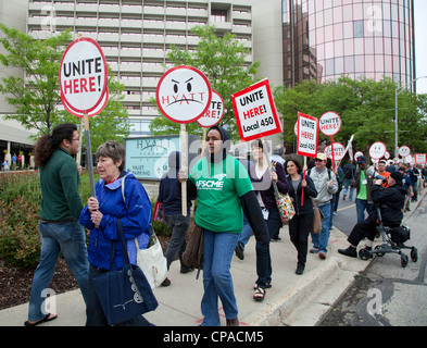 Une ligne de piquetage à l'hôtel Hyatt Regency O'Hare Hyatt prend en charge les travailleurs qui cherchent à rejoindre l'Unite ici hotel workers union. Banque D'Images