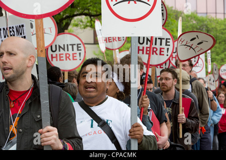 Une ligne de piquetage à l'hôtel Hyatt Regency O'Hare Hyatt prend en charge les travailleurs qui cherchent à rejoindre l'Unite ici hotel workers union. Banque D'Images