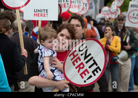 Une ligne de piquetage à l'hôtel Hyatt Regency O'Hare Hyatt prend en charge les travailleurs qui cherchent à rejoindre l'Unite ici hotel workers union. Banque D'Images