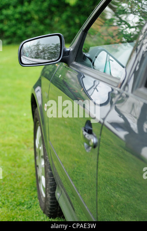 Voiture de famille de côté. Banque D'Images