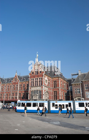 La gare, la ligne de tram en face de la gare Banque D'Images