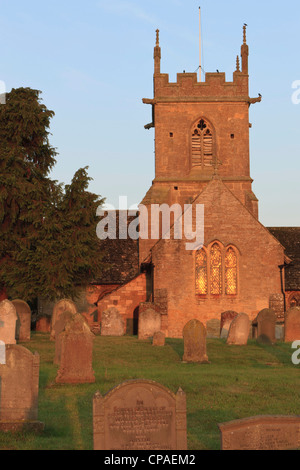 Cimetière de l'église et brillants dans le soleil matinal. Dans le sud-ouest de l'Angleterre Cotswolds Banque D'Images