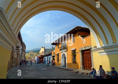 Guatemala Antigua bright colorful cobble stone street Arco de Santa Catalina La Antigua Site de l'Unesco Banque D'Images