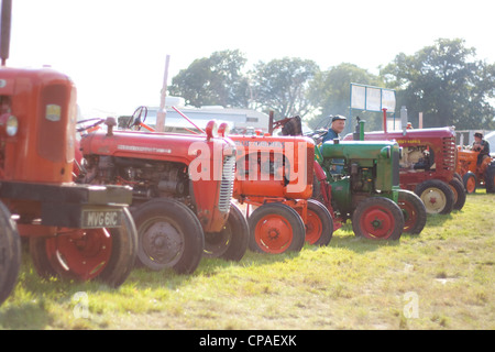 Vintage Tracteurs sur spectacle à l'Aylsham Show Août 2011 Banque D'Images