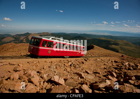 USA, Colorado, 4610. Voitures Rouges de la Manitou et Pikes Peak Cog Railway transportant les touristes au sommet de Pikes Peak Banque D'Images