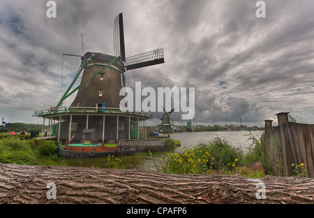 Vieux moulins à vent hollandais typique sur un jour nuageux en Hollande près de Zaanse Schans. Banque D'Images