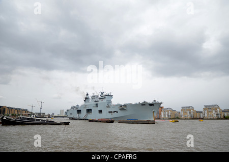 Le HMS Ocean amarré à Greenwich, Mai 2012 Banque D'Images