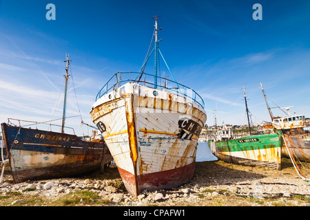 Bateaux de pêche abandonnés tiré sur une plage à Camaret-Sur-Mer, un village de vacances dans le Finistère, Bretagne, France. Banque D'Images