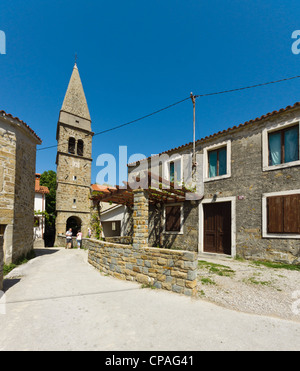 Pada, Slovénie - Église de Sv Blaza, St Blaise ou Blasius. Clocher de l'église. Banque D'Images