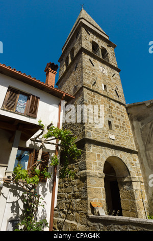 Pada, Slovénie - Église de Sv Blaza, St Blaise ou Blasius. Clocher de l'église. Banque D'Images