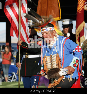 USA, New York, Fort Hall. Garde d'honneur et danseur traditionnel menant la grande entrée d'un pow-wow,Festival Shoshone-Bannock Banque D'Images