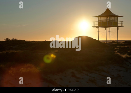 Coucher de soleil derrière surf life savers station de sauvetage Lookout Banque D'Images