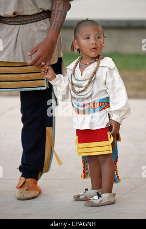 USA, North Carolina, Cherokee. Jeune garçon Cherokee vêtu d'un costume traditionnel à l'assemblée annuelle du Festival Tribes Banque D'Images