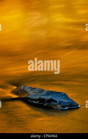 USA, Pennsylvania, Dingmans Ferry, parc d'enfant Dingmans Creek. Rock en automne-colorées. En tant que crédit Banque D'Images