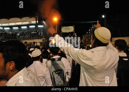 Les hommes ultra orthodoxe prier sur la tombe de Rabbi Shimon Bar Yochai à la fête de Lag Baomer Banque D'Images