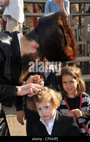 Les hommes ultra orthodoxe prier sur la tombe de Rabbi Shimon Bar Yochai à la fête de Lag Baomer Banque D'Images