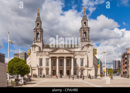 Une vue de l'Millenium Square à la façade victorienne du Conseil de la ville sur une journée ensoleillée à Leeds, West Yorkshire, Angleterre. Banque D'Images