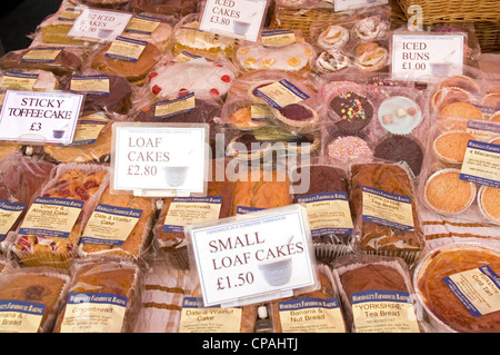 Gâteaux assortis en vente au marché de producteurs du Nord, shérif devient Yorkshire, Angleterre, Royaume-Uni Banque D'Images