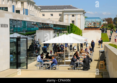 Café sur la terrasse à l'extérieur du National Maritime Museum de Greenwich Park avec Nelson's Victory bateau dans une bouteille au-delà Banque D'Images