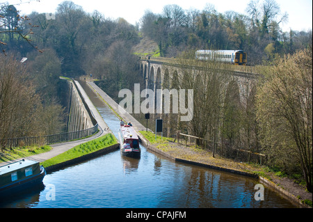 Aqueduc de Chirk et viaduc avec canal bateau et train, au nord du Pays de Galles, Royaume-Uni Banque D'Images