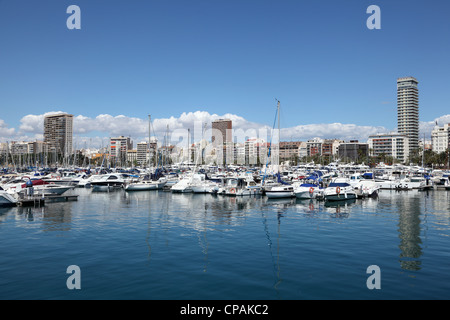 Yachts et bateaux dans la marina d'Alicante, Espagne Banque D'Images