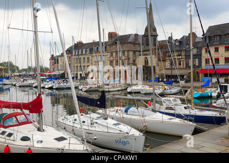 Le village de pêcheurs historique de Honfleur, en Normandie. Attacher les bateaux de plaisance dans le bassin et de restaurants du quai. Banque D'Images