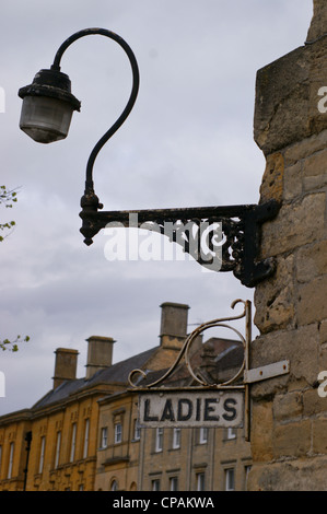 'Chers' signe avec crochet en fer forgé, les toilettes des dames, Chipping Norton, Oxfordshire, Angleterre Banque D'Images