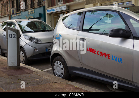 Voitures Autolib' à une station de charge à Colombes, banlieue nord de Paris, France Banque D'Images