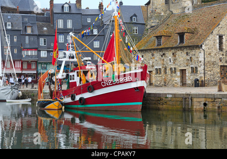 Honfleur, France. Un bateau de pêche commerciale typique est attaché au quai, dans l'ancien port de pêche en Normandie. Banque D'Images