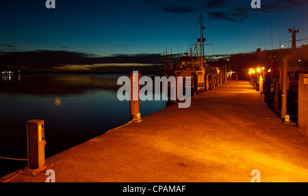 Strahan Pier en fin de soirée est situé sur le port de Macquarie côte ouest de la Tasmanie en Australie. Banque D'Images